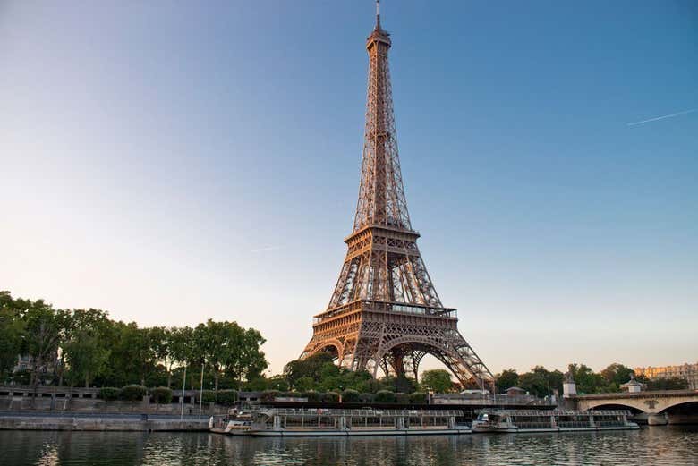 Panorámica de la Torre Eiffel desde el río Sena