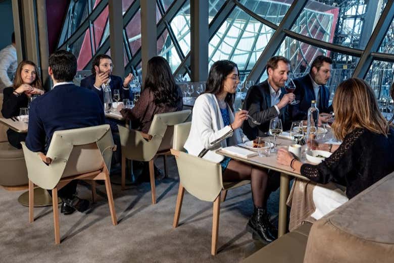 Disfrutando de la comida en Madame Brasserie