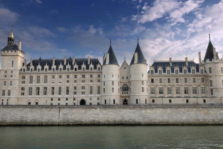 Fachada de la Conciergerie de París