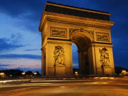 Fotografía nocturna del Arco del Triunfo de París