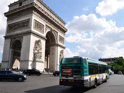 Autobús pasando junto al Arco del Triunfo de París