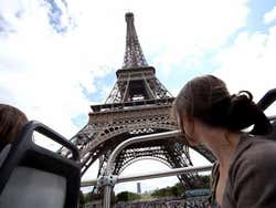 Vistas de la Torre Eiffel desde el autobús turístico de París