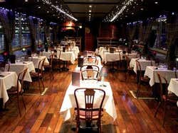 Cenando en un barco de la Marina de París