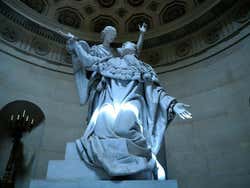 Escultura en el interior de la Capilla Expiatoria de París