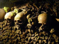 Detalle de osario en las Catacumbas de París