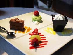 Degustación de postres en un barco de París