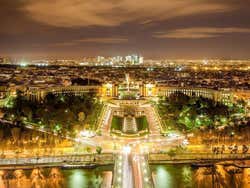 Vistas nocturnas de París desde el restaurante de la Torre Eiffel