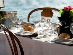 Comiendo en un barco por el Sena