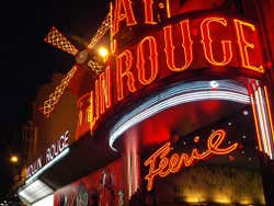 Fotografía nocturna de la fachada del cabaret Moulin Rouge de París