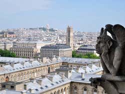 Gárgola de la Catedral de Notre Dame contemplando París desde las alturas