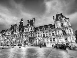 Fotografía nocturna de la fachada del Hotel de Ville de París