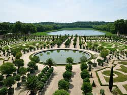 Vista panorámica del jardín sur de los Jardines de Versalles en un día soleado