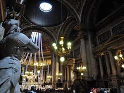 Fotografía del interior de la Iglesia de la Madeleine de París