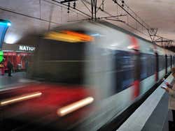 Tren pasando por una estación de metro de París
