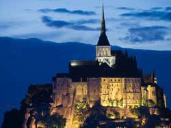 Fotografía nocturna de la abadía del Mont-Saint-Michel