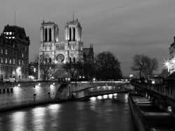 Vista nocturna de la Catedral de Notre Dame desde el Sena