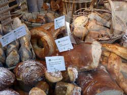 Escaparate de una panadería y pastelería de París repleta de productos