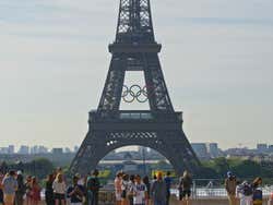 Torre Eiffel con los anillos olímpicos