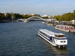 Barco recorriendo el Sena en París