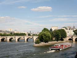 Vistas del Pont Neuf sobre el río Sena en París