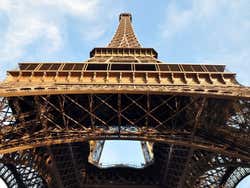 Vistas de la Torre Eiffel de París desde su parte inferior