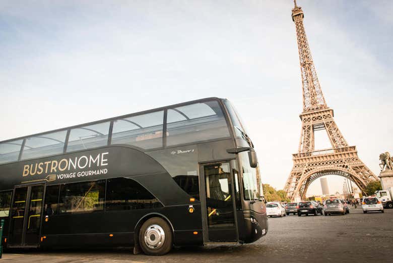 Bustronome junto a la Torre Eiffel